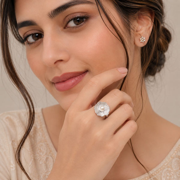 White Petal Muse Pearl Ring